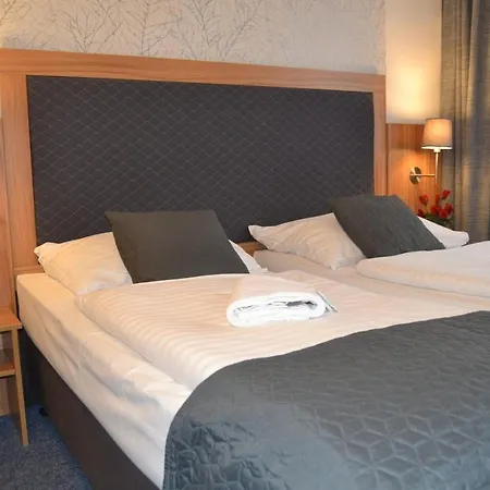 Hotel Bohemians-2